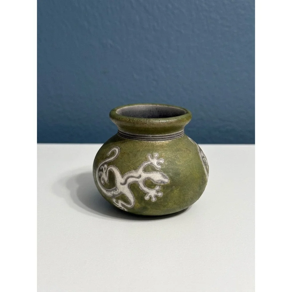 Jeremy Diller Raku Studio Pottery Gecko Bud Vase Jar Green Iridescent Signed